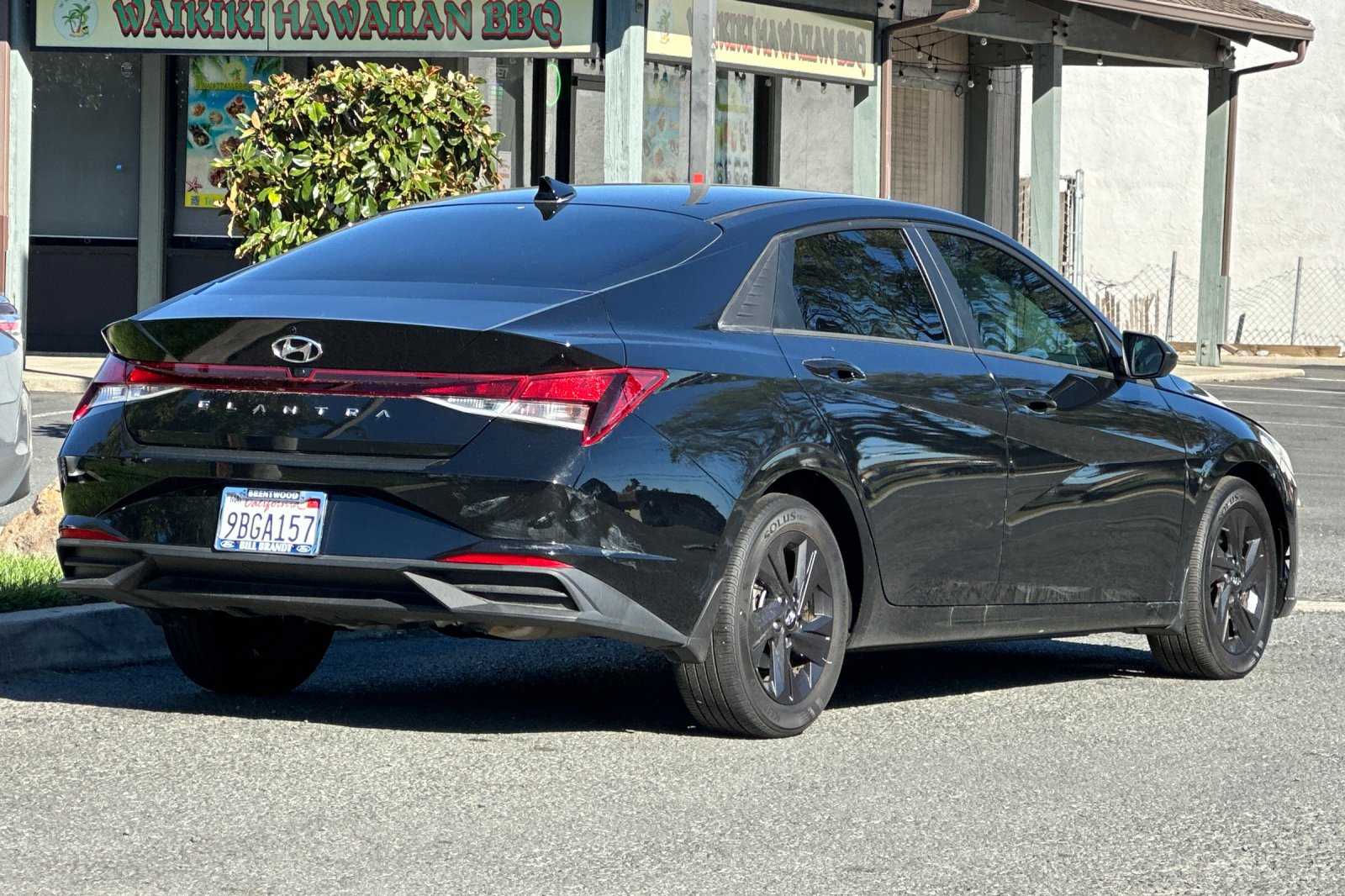 2022 Hyundai Elantra SEL photo 3
