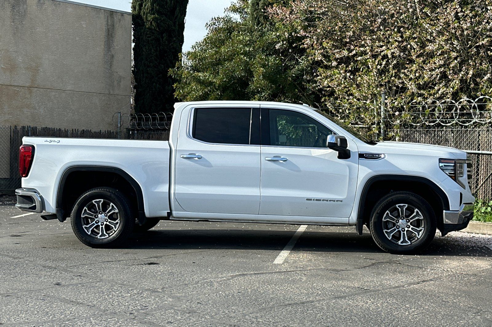 2025 GMC Sierra 1500 SLT photo 5