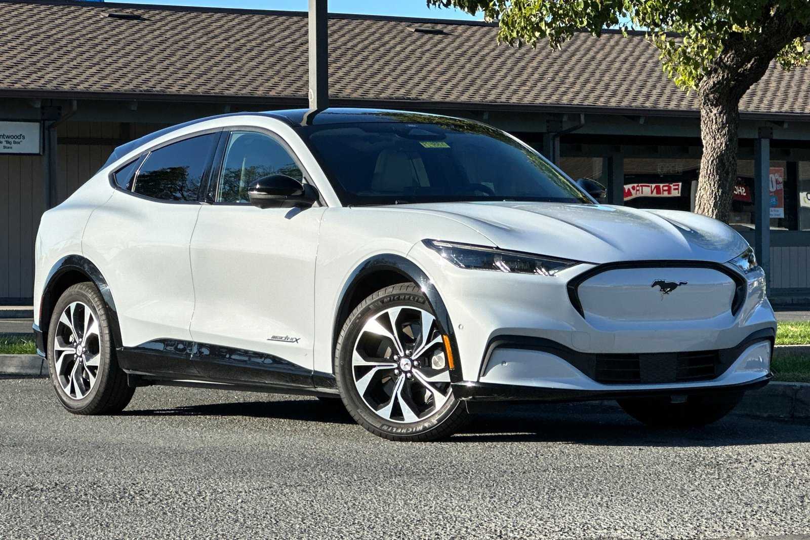 2022 Ford Mustang Mach-E Premium photo 2