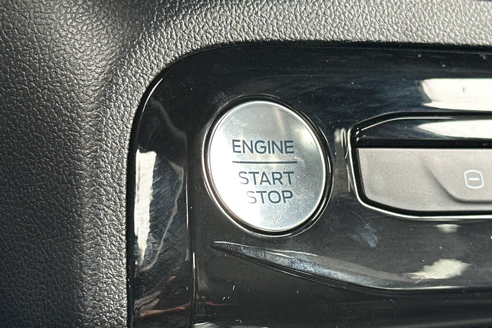 2025 Ford Escape Hybrid ST-Line photo 2