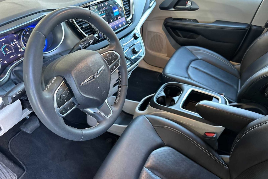 Used 2024 Chrysler Pacifica Touring L Minivan/Van
