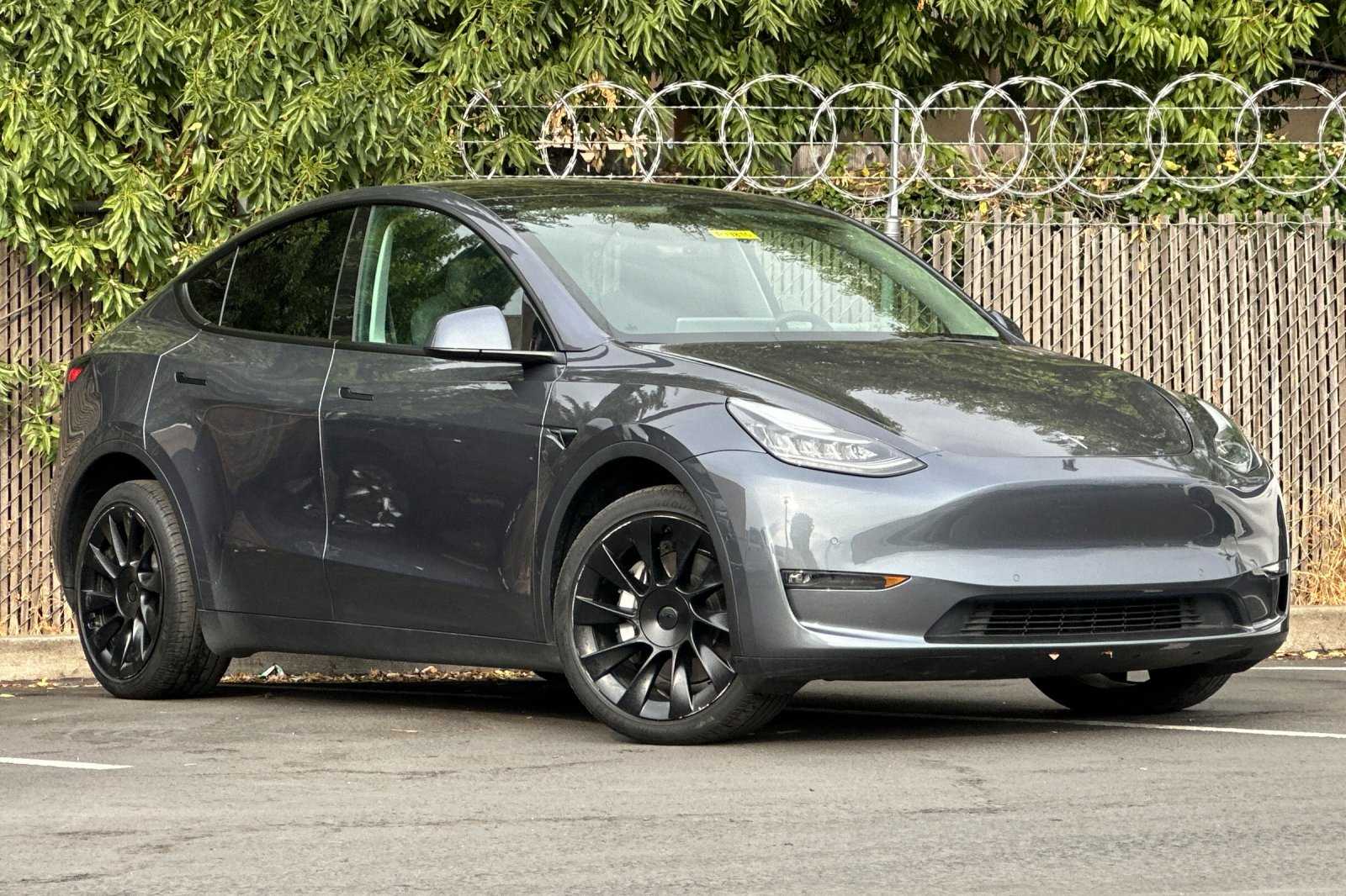2022 Tesla Model Y Long Range photo 2