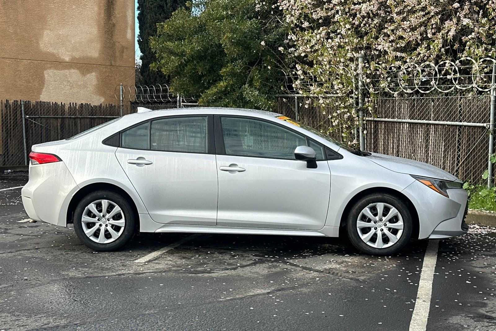 2023 Toyota Corolla LE photo 5