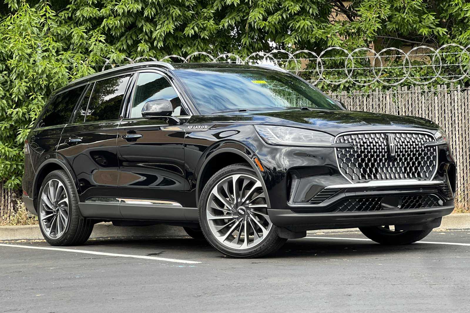 2025 Lincoln Aviator Reserve photo 2