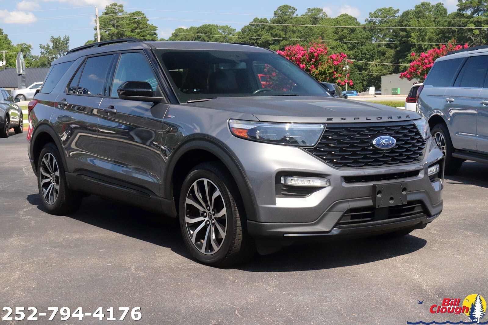 2022 Ford Explorer ST-Line photo 2