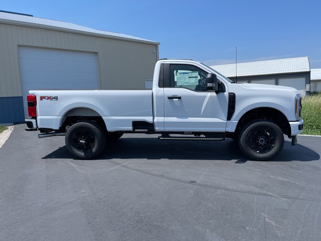 2025 Ford F-250 photo 2