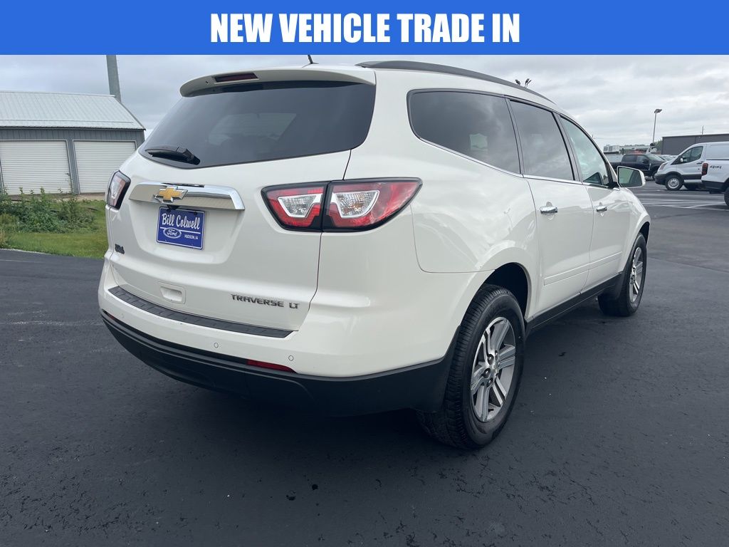 2015 Chevrolet Traverse 1LT photo 2