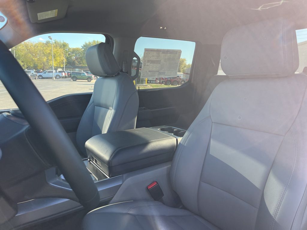 2025 Ford F-150 Lightning Flash - Photo 10