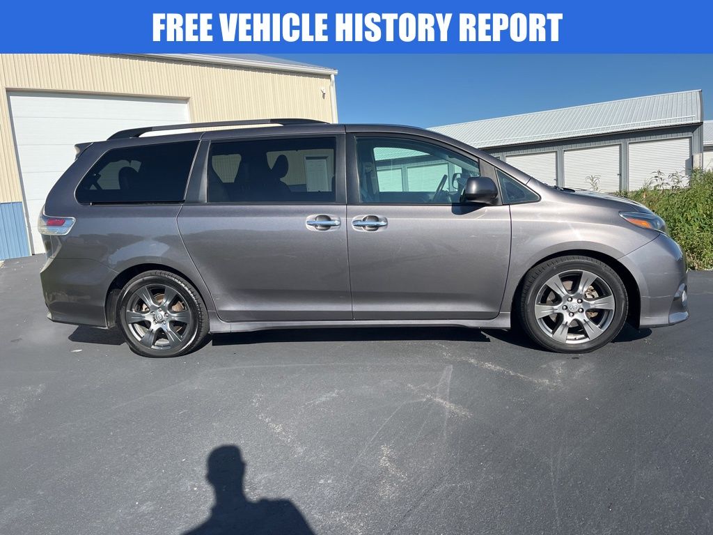 2017 Toyota Sienna SE photo 2
