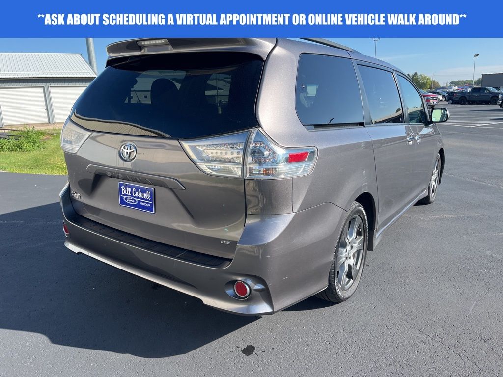 2017 Toyota Sienna SE photo 3