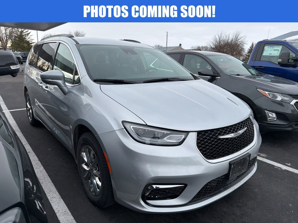 2022 Chrysler Pacifica Touring L's photo
