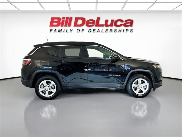 2023 Jeep Compass Latitude photo 3