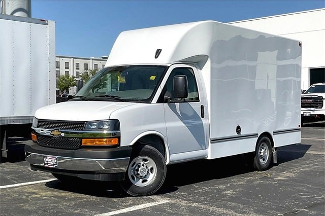 2025 Chevrolet Express Cutaway Base's photo