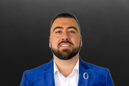 Staff member Yaz Omanovic from ID_561f95cfabe3
