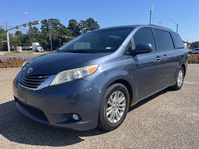 2015 Toyota Sienna XLE photo 2
