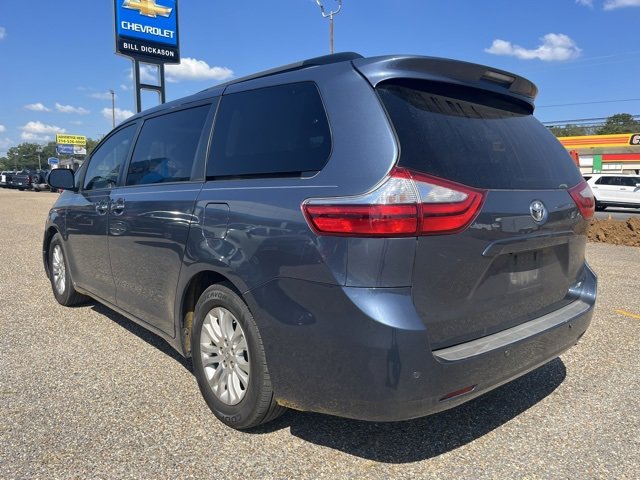 2015 Toyota Sienna XLE photo 3