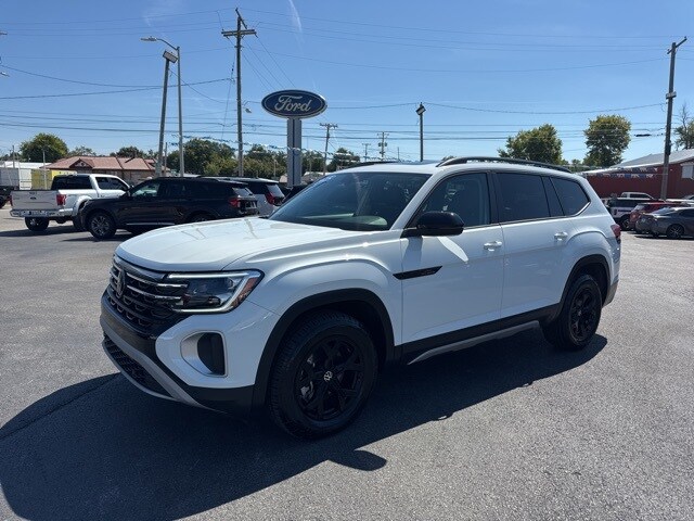 2025 Volkswagen Atlas Peak Edition SE photo 2