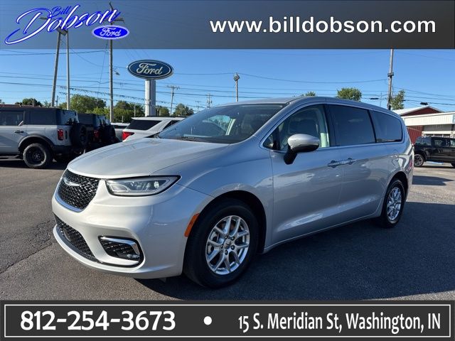 2023 Chrysler Pacifica Touring L's photo