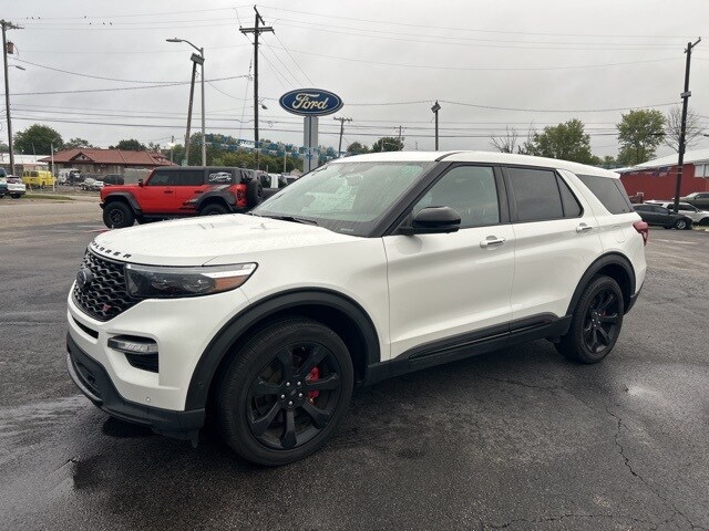 2022 Ford Explorer ST photo 3
