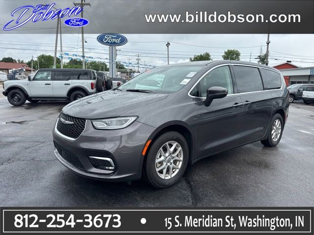2023 Chrysler Pacifica Touring L's photo