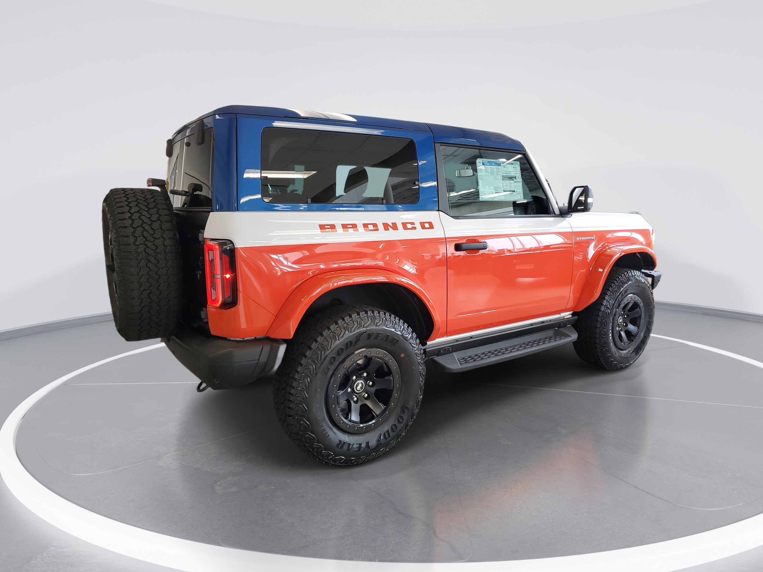 2025 Ford Bronco First Edition photo 3