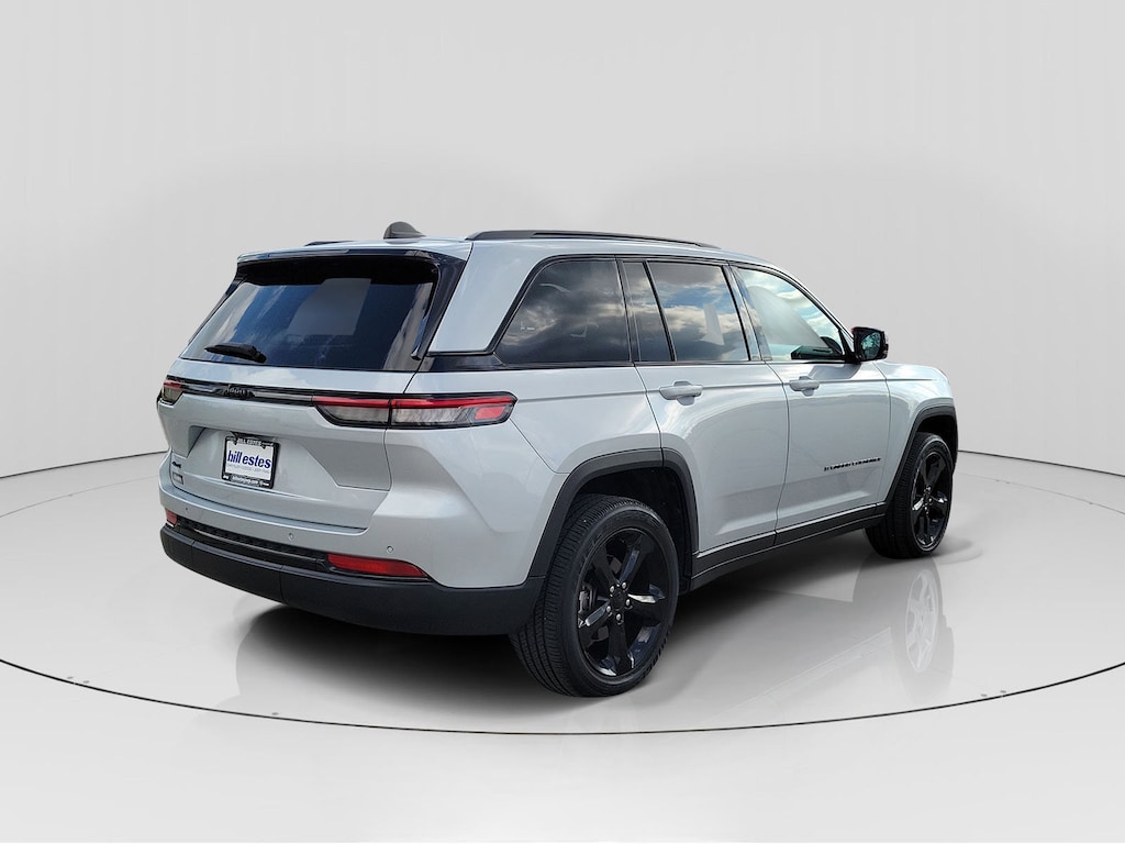 Used 2023 Jeep Grand Cherokee Laredo SUV