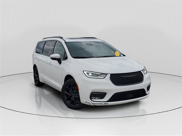 2023 Chrysler Pacifica Touring L's photo