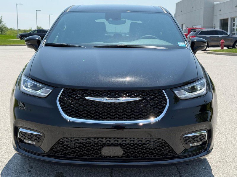 2025 Chrysler Pacifica photo 3