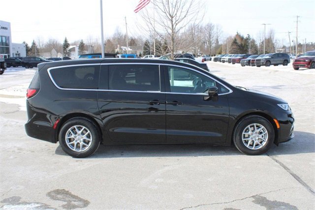 2025 Chrysler Pacifica photo 3