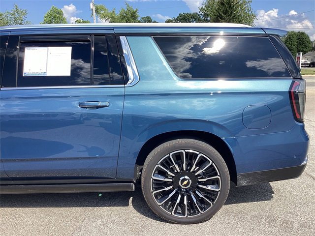 2025 Chevrolet Suburban High Country photo 4