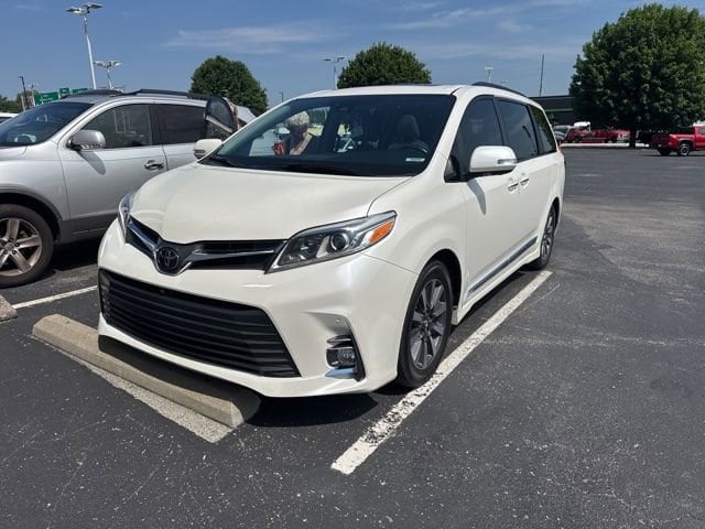 2018 Toyota Sienna Limited V6 7-Passenger's photo