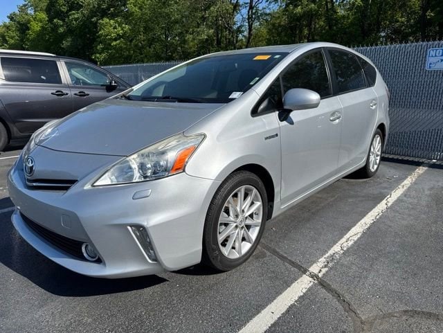 2014 Toyota Prius v Five's photo