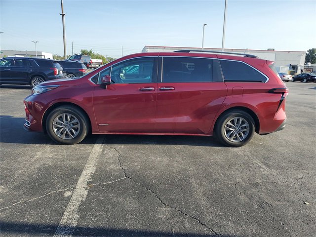 2021 Toyota Sienna XLE photo 4