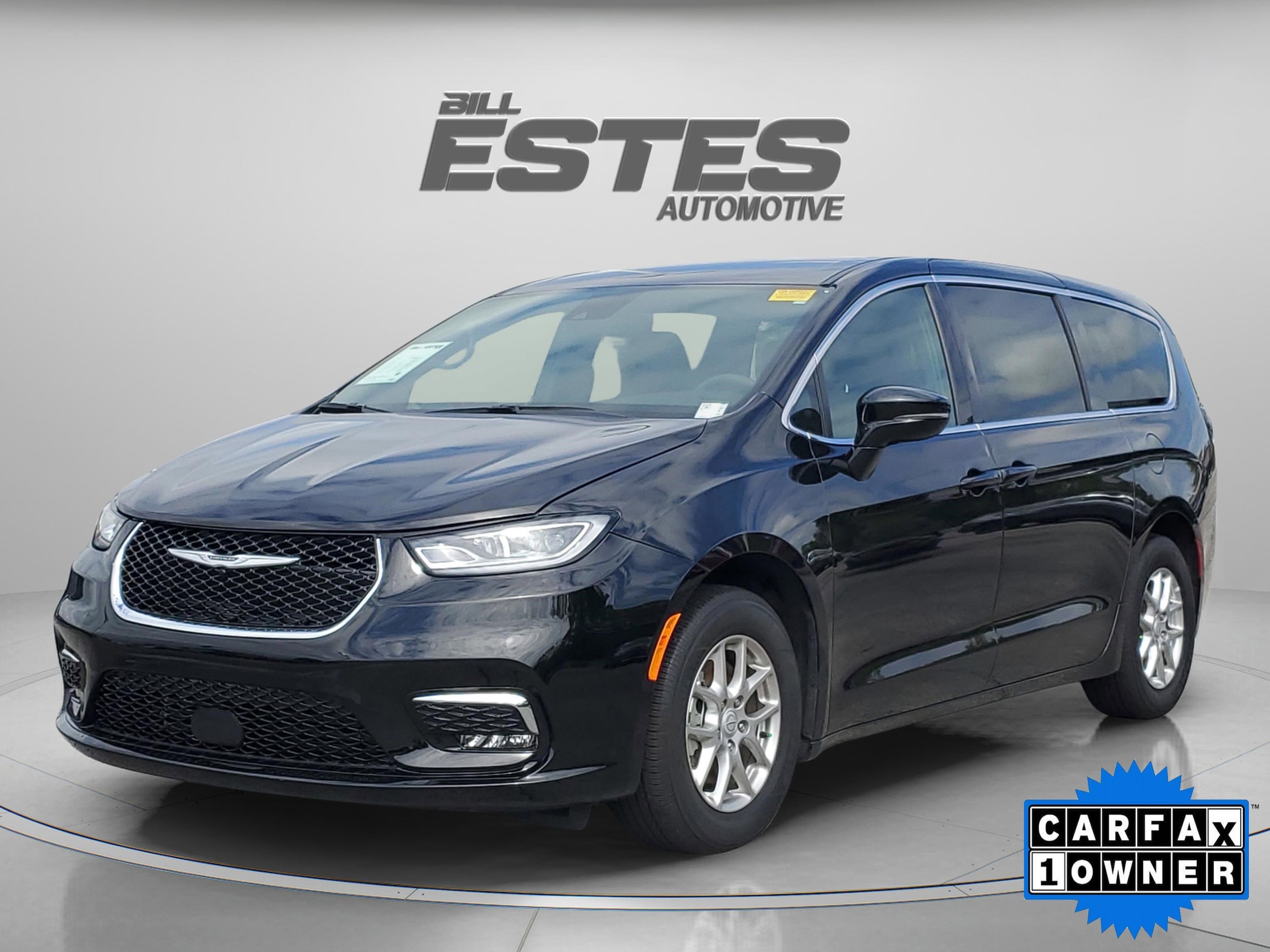 2026 Chrysler Pacifica Select's photo