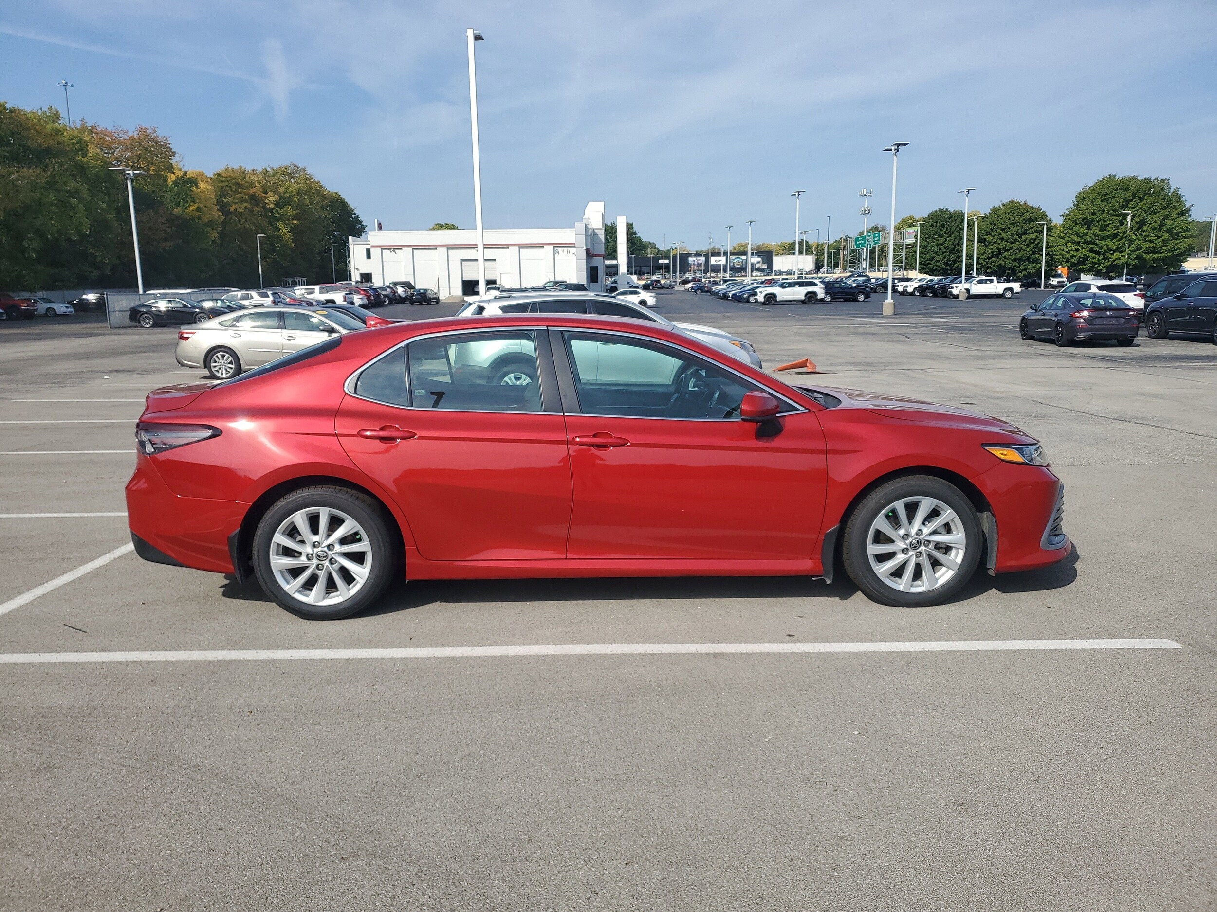 2019 Toyota Camry SE photo 5