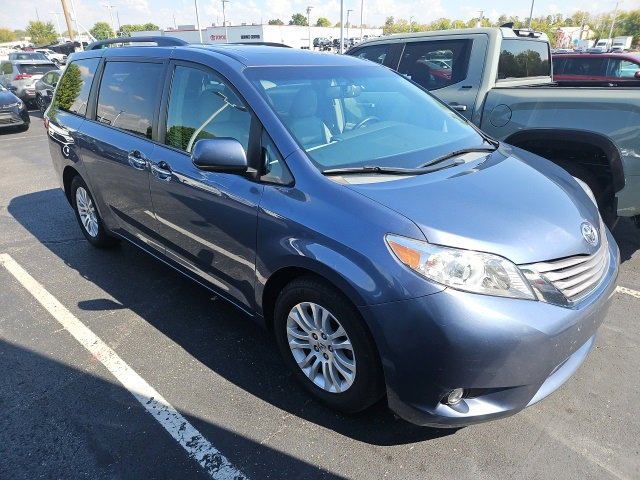 2015 Toyota Sienna XLE photo 4