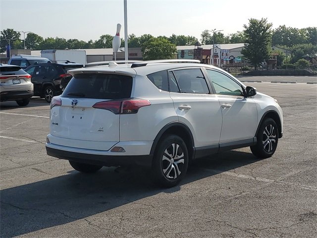 2017 Toyota RAV4 LE photo 3