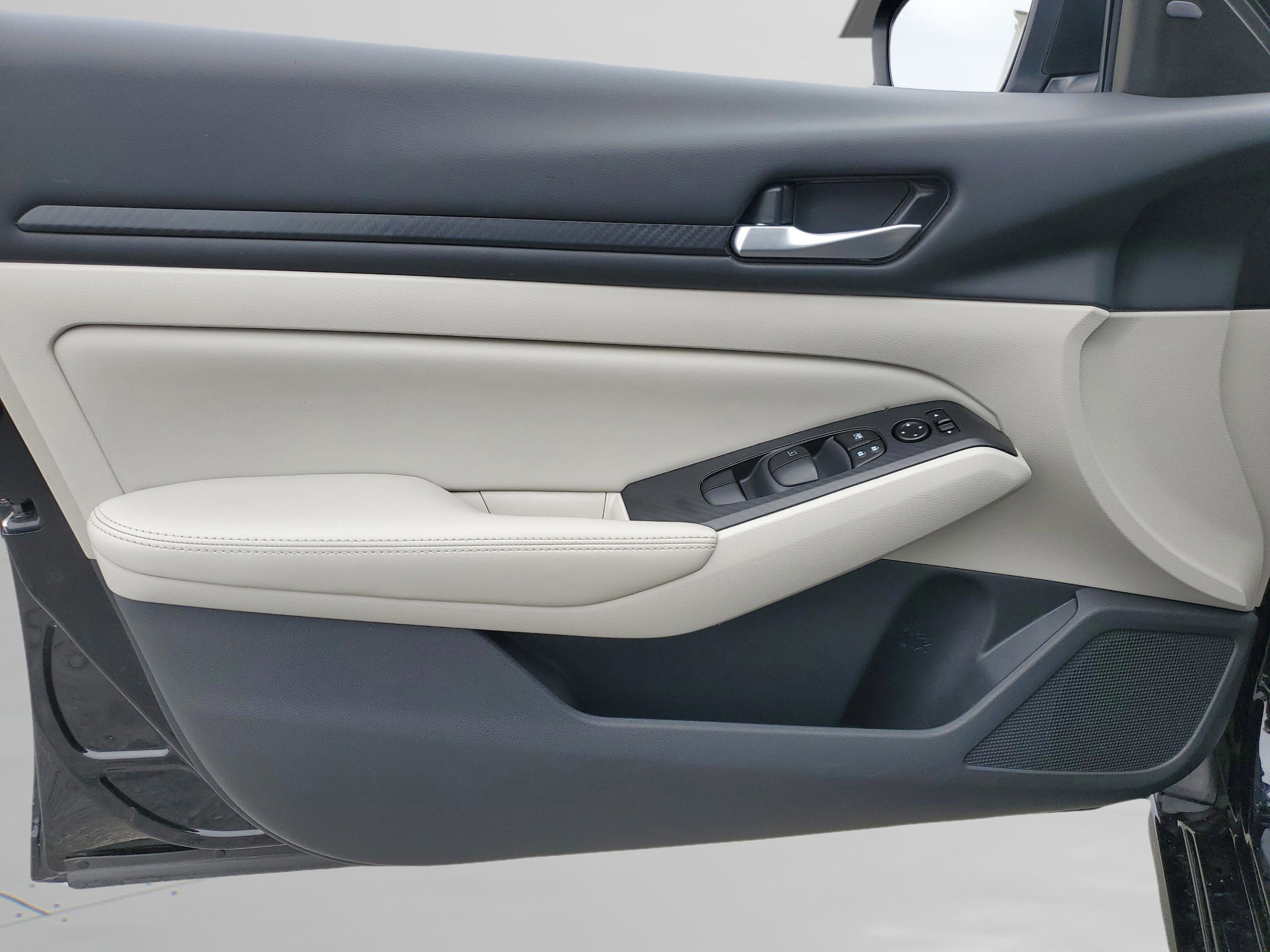 2025 Nissan Altima SV - Photo 18