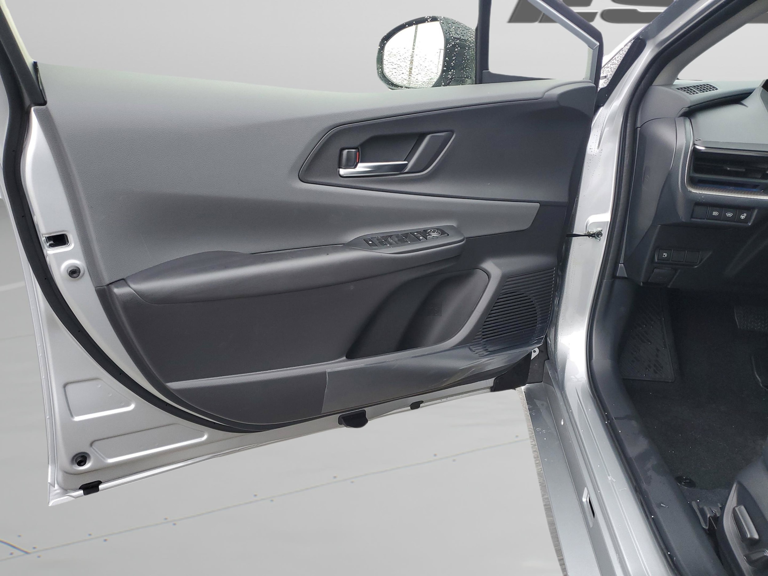 2026 Toyota Prius XLE - Photo 32