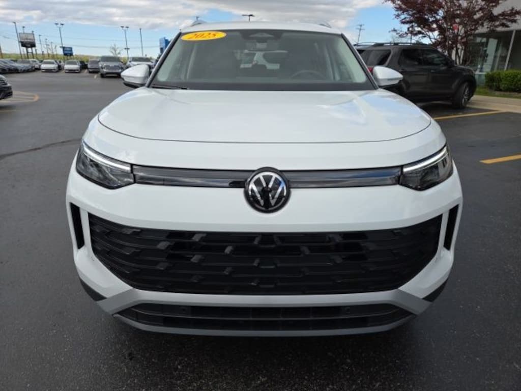 Used 2025 Volkswagen Tiguan 2.0T SE SUV