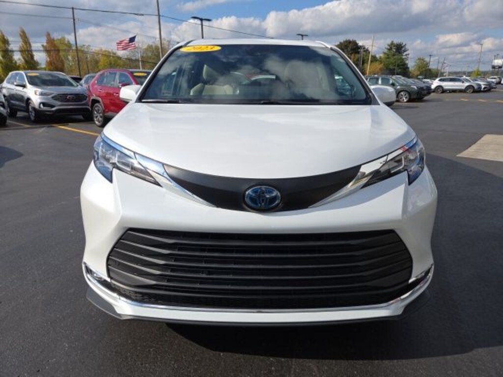 Used 2023 Toyota Sienna XLE Minivan/Van