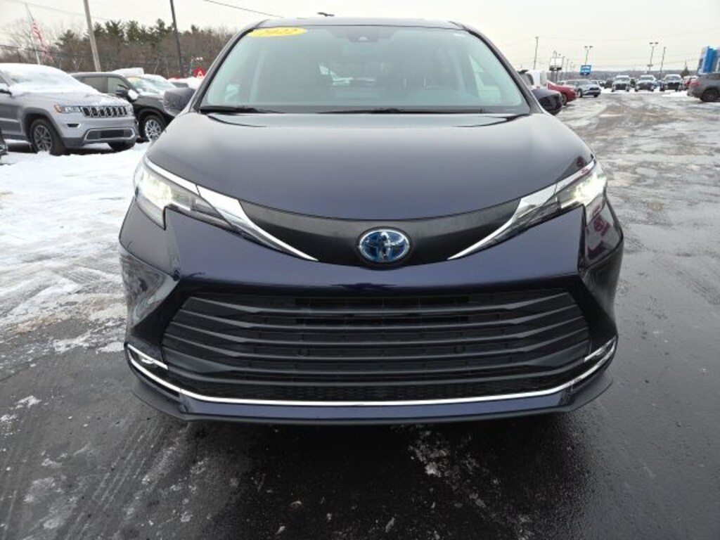 Used 2022 Toyota Sienna XLE Minivan/Van