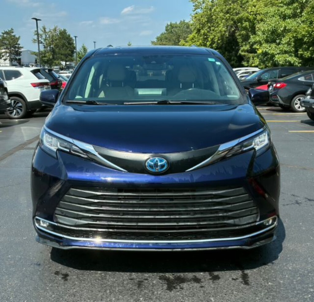 Used 2021 Toyota Sienna XLE Minivan/Van