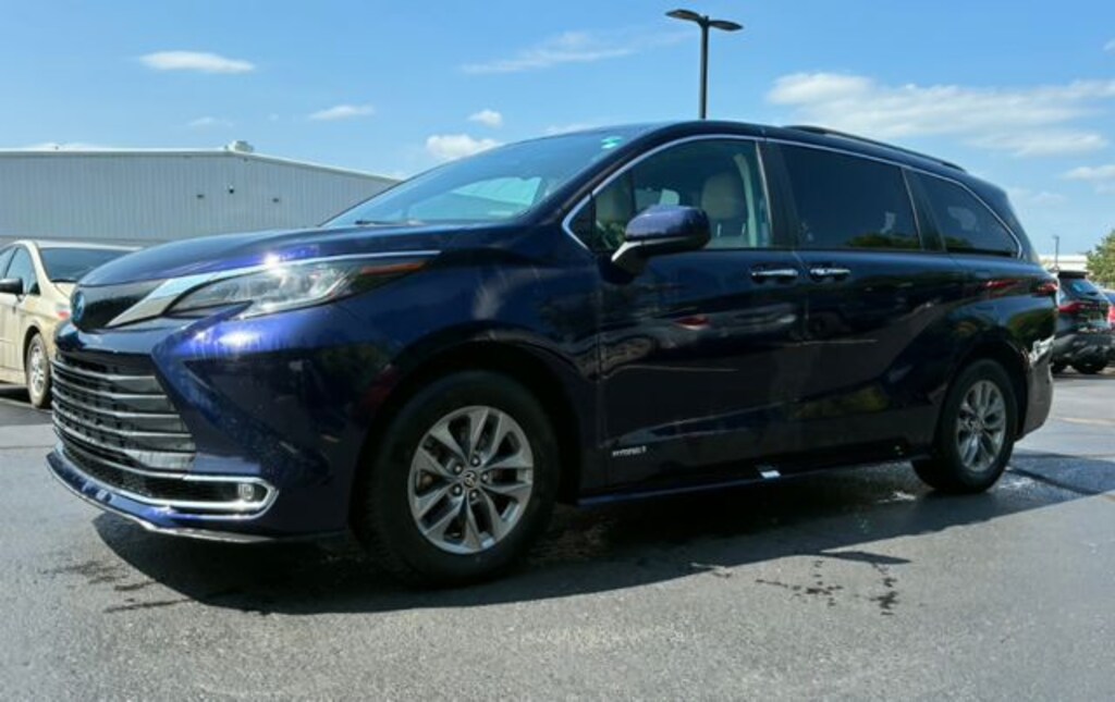 Used 2021 Toyota Sienna XLE Minivan/Van