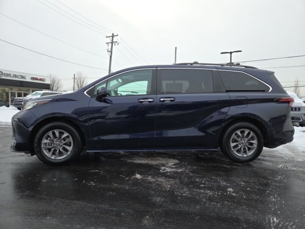 Used 2022 Toyota Sienna XLE Minivan/Van