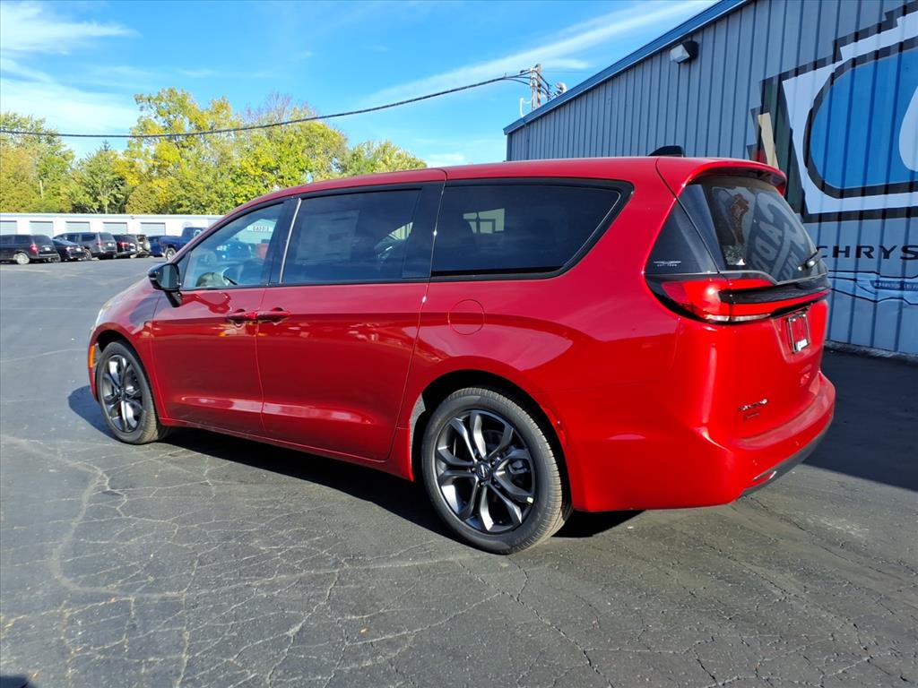 2026 Chrysler Pacifica photo 4