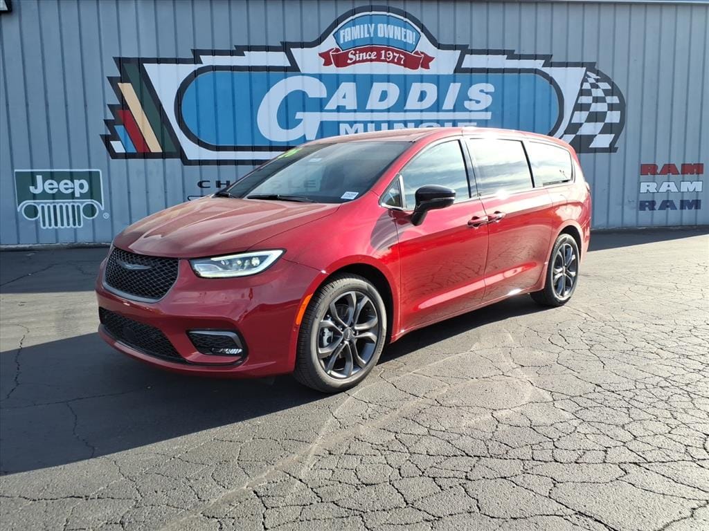 2026 Chrysler Pacifica Select's photo
