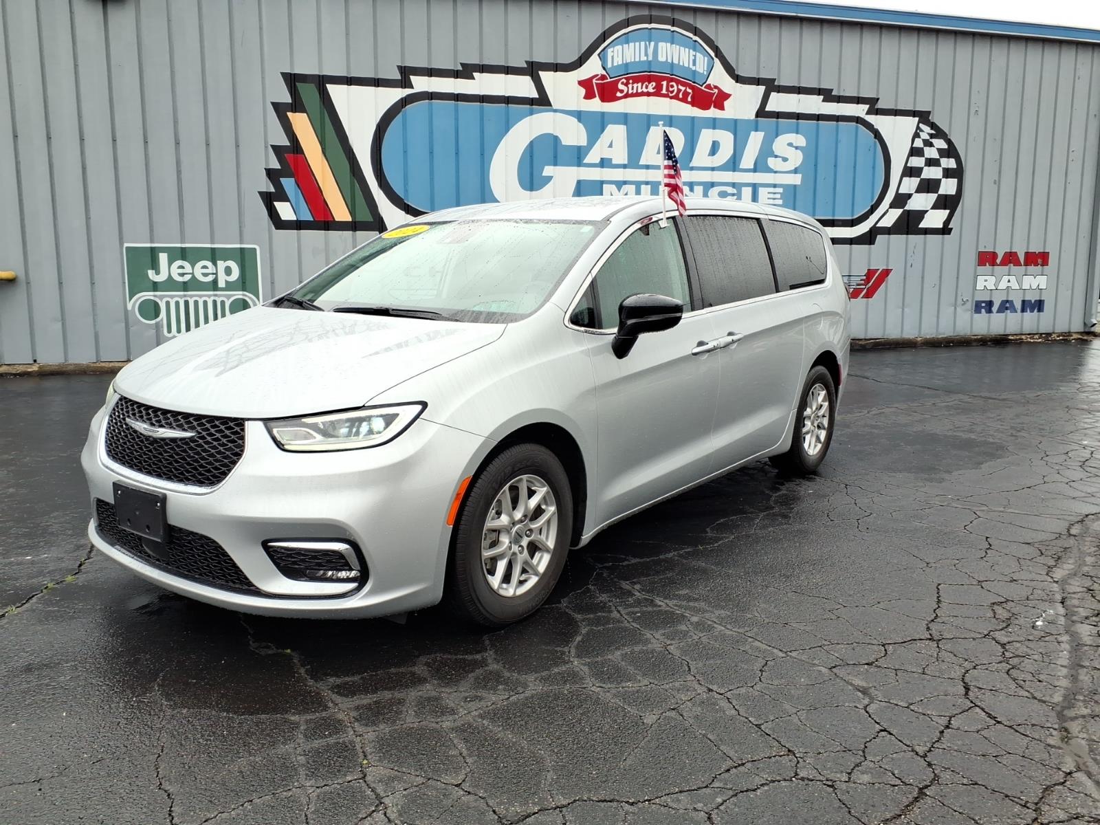 2024 Chrysler Pacifica Touring L's photo