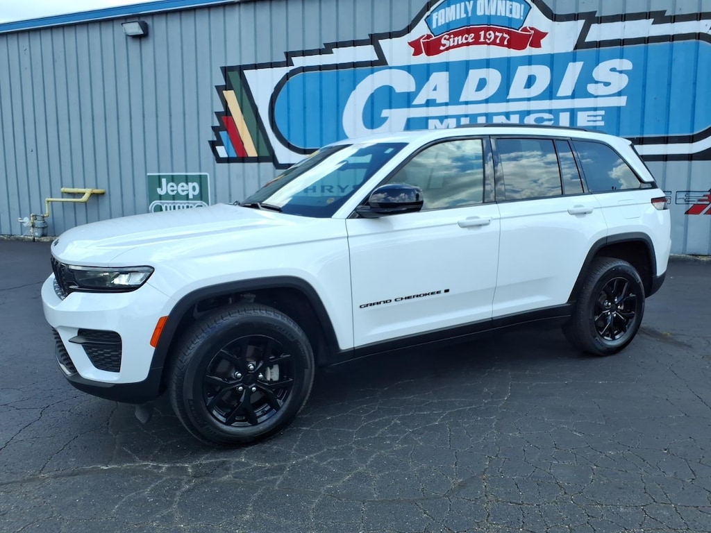 Used 2024 Jeep Grand Cherokee Laredo SUV