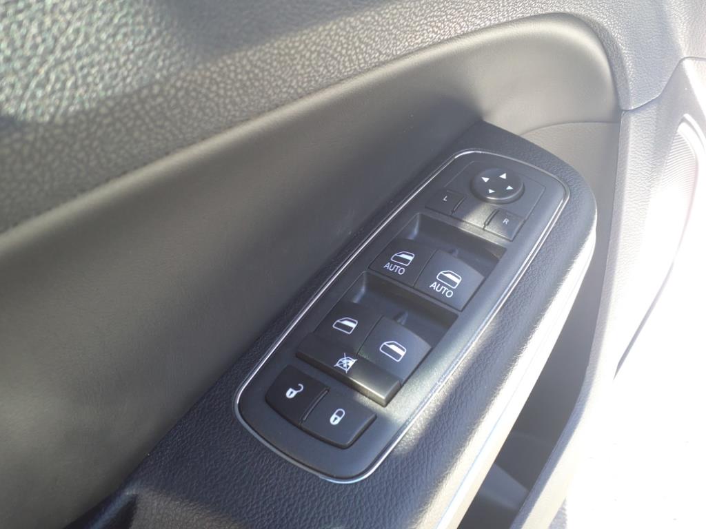 2023 Chrysler 300 S photo 4